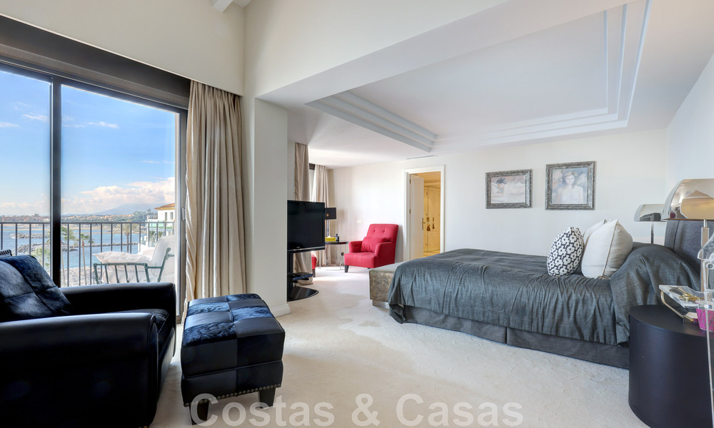 Gigantisch duplex penthouse te koop met adembenemend zeezicht op eerstelijnsstrand in de jachthaven van Puerto Banus, Marbella 49118