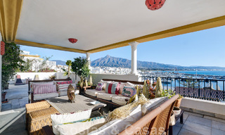 Gigantisch duplex penthouse te koop met adembenemend zeezicht op eerstelijnsstrand in de jachthaven van Puerto Banus, Marbella 49128 
