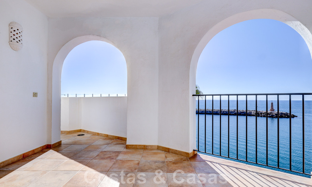 Gigantisch duplex penthouse te koop met adembenemend zeezicht op eerstelijnsstrand in de jachthaven van Puerto Banus, Marbella 49160