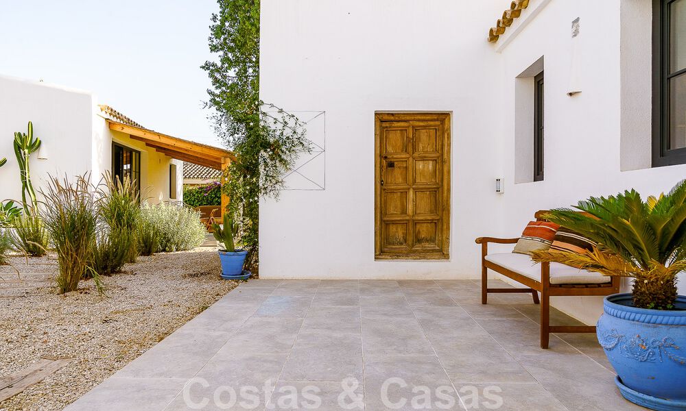 Sfeervolle, karakteristieke villa in Ibiza-stijl te koop met een groot separaat gastenverblijf gelegen in West Marbella 49922