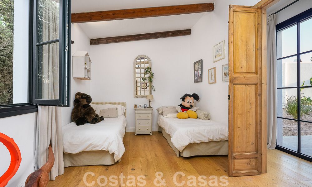 Sfeervolle, karakteristieke villa in Ibiza-stijl te koop met een groot separaat gastenverblijf gelegen in West Marbella 49932