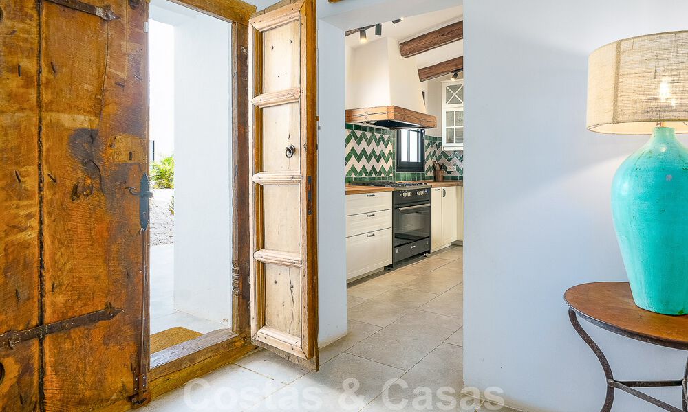 Sfeervolle, karakteristieke villa in Ibiza-stijl te koop met een groot separaat gastenverblijf gelegen in West Marbella 49940