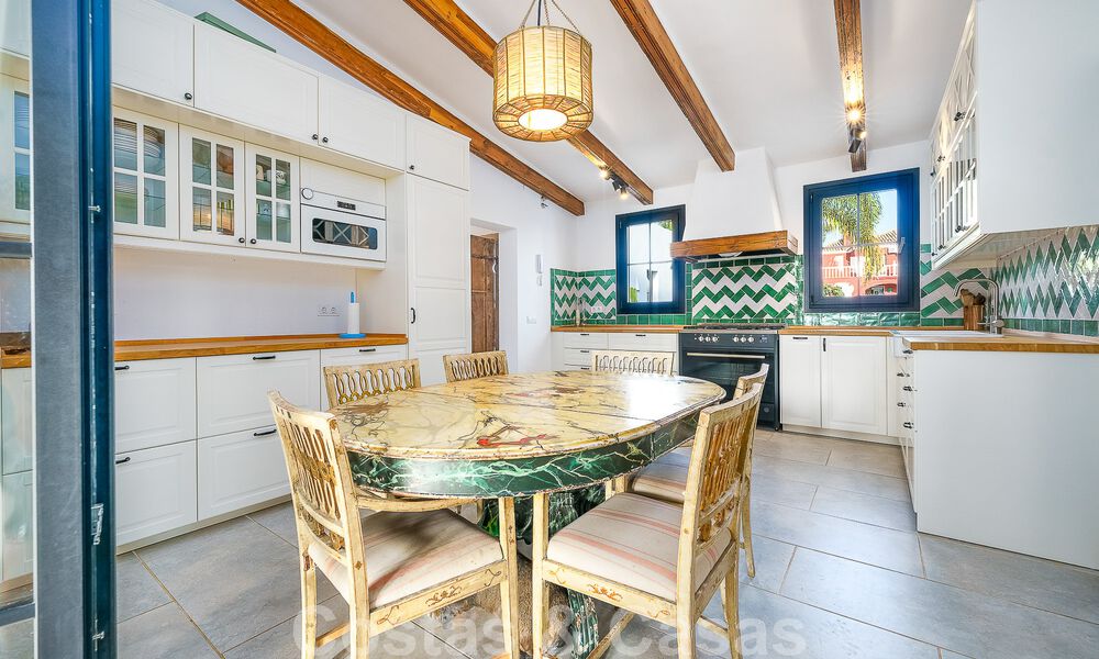 Sfeervolle, karakteristieke villa in Ibiza-stijl te koop met een groot separaat gastenverblijf gelegen in West Marbella 49942