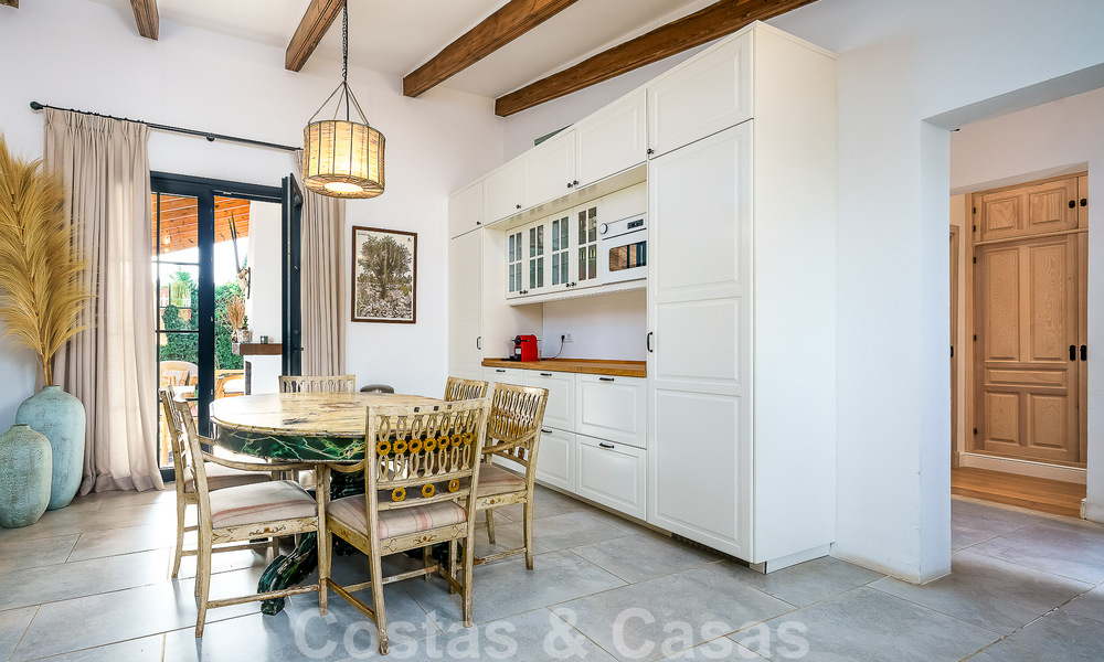Sfeervolle, karakteristieke villa in Ibiza-stijl te koop met een groot separaat gastenverblijf gelegen in West Marbella 49943