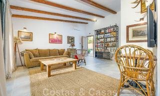 Sfeervolle, karakteristieke villa in Ibiza-stijl te koop met een groot separaat gastenverblijf gelegen in West Marbella 49949 