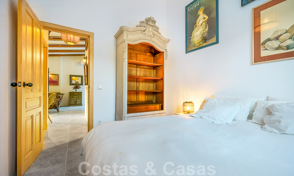 Sfeervolle, karakteristieke villa in Ibiza-stijl te koop met een groot separaat gastenverblijf gelegen in West Marbella 49953