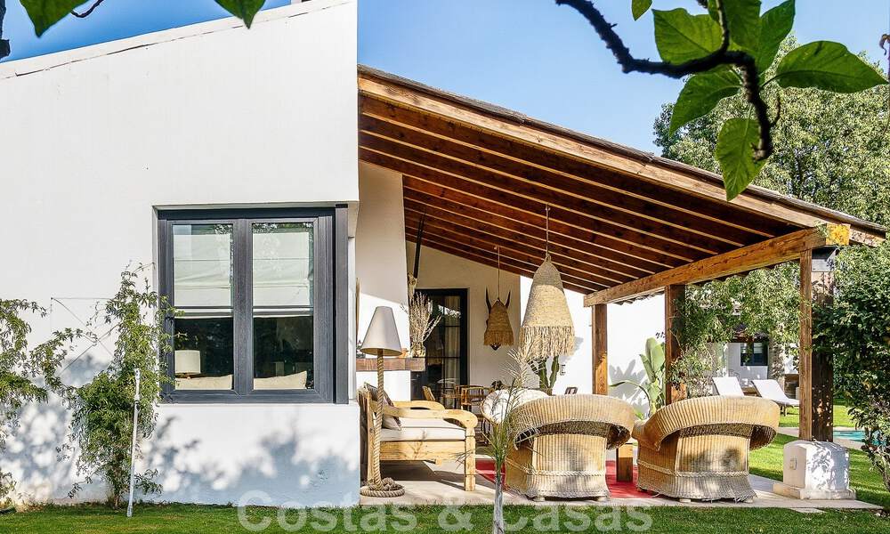 Sfeervolle, karakteristieke villa in Ibiza-stijl te koop met een groot separaat gastenverblijf gelegen in West Marbella 49958