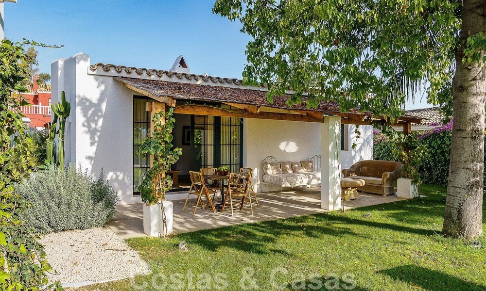 Sfeervolle, karakteristieke villa in Ibiza-stijl te koop met een groot separaat gastenverblijf gelegen in West Marbella 49962