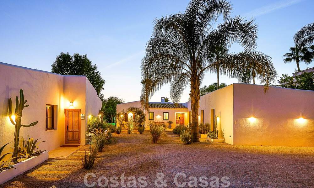 Sfeervolle, karakteristieke villa in Ibiza-stijl te koop met een groot separaat gastenverblijf gelegen in West Marbella 49966