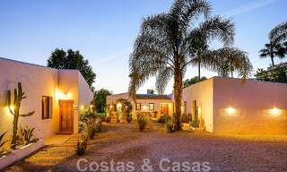 Sfeervolle, karakteristieke villa in Ibiza-stijl te koop met een groot separaat gastenverblijf gelegen in West Marbella 49966 