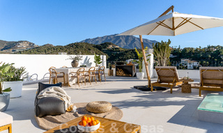 Zeer bekoorlijk en ruim luxe penthouse te koop met open zeezicht vanaf het solarium in La Quinta, Benahavis - Marbella 49974 