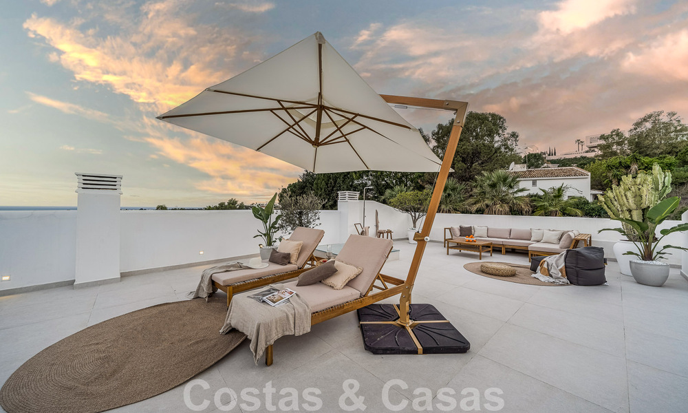 Zeer bekoorlijk en ruim luxe penthouse te koop met open zeezicht vanaf het solarium in La Quinta, Benahavis - Marbella 49975