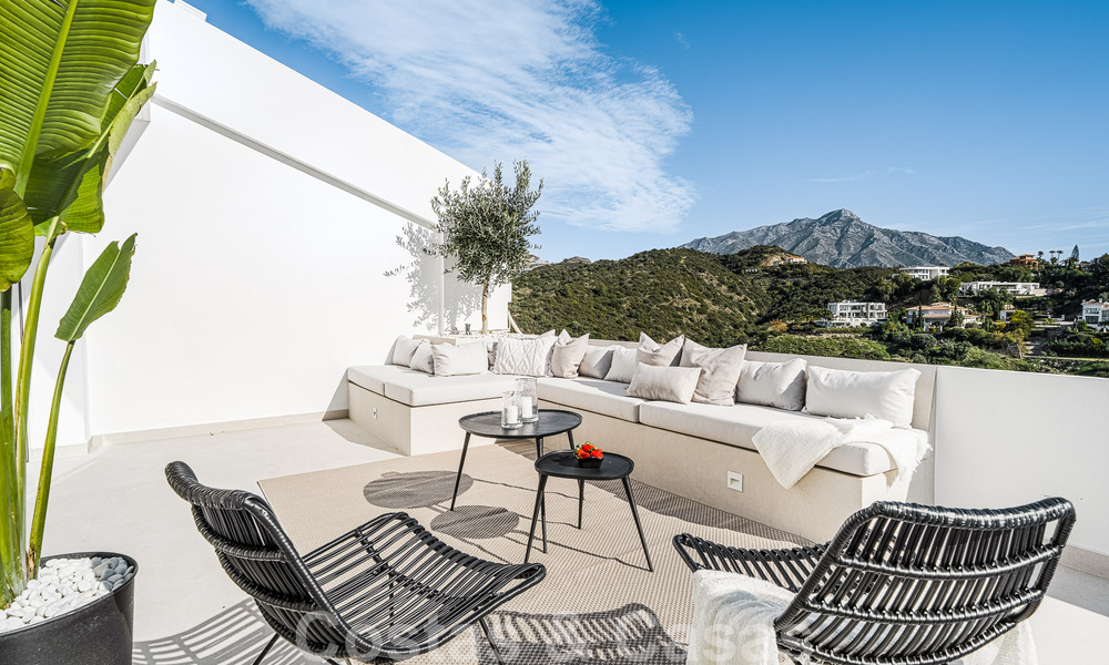 Zeer bekoorlijk en ruim luxe penthouse te koop met open zeezicht vanaf het solarium in La Quinta, Benahavis - Marbella 49990