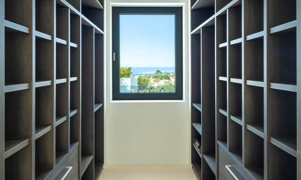 Contemporaine, vrijstaande luxevilla te koop met panoramisch berg- en zeezicht, hartje Golden Mile van Marbella 49881