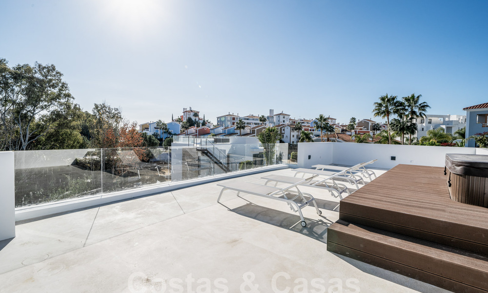 2 prestigieuze nieuwbouwvilla’s te koop op loopafstand van een schitterend golfclubhuis op de New Golden Mile, tussen Marbella en Estepona 64361
