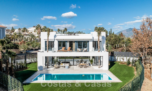 2 prestigieuze nieuwbouwvilla’s te koop op loopafstand van een schitterend golfclubhuis op de New Golden Mile, tussen Marbella en Estepona 64370