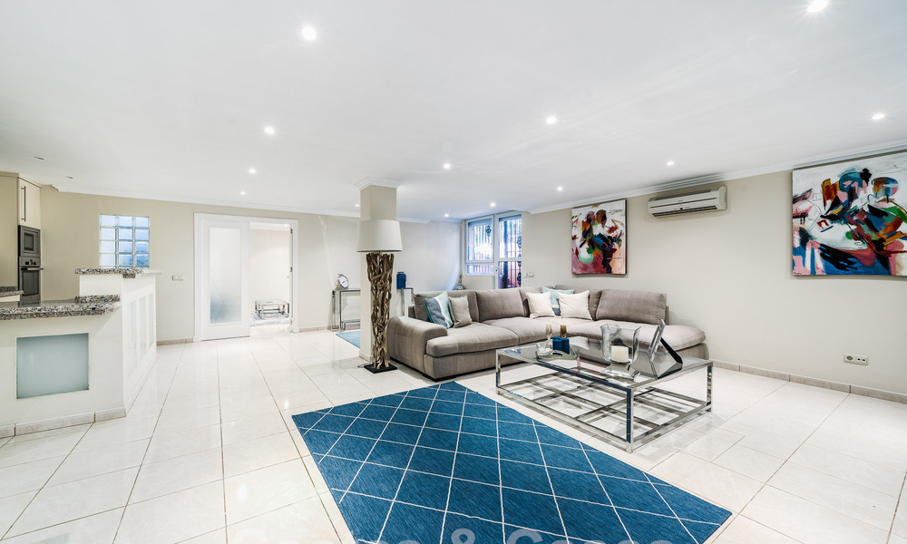 Halfvrijstaand huis in Spaanse stijl te koop in een prestigieuze urbanisatie op loopafstand van Puerto Banus en het strand in Nueva Andalucia, Marbella 49751