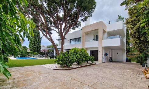 Moderne en luxueuze villa te koop, centraal gelegen op wandelafstand van het strand, beachside op de Golden Mile van Marbella 49818