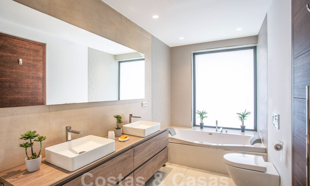 Moderne en luxueuze villa te koop, centraal gelegen op wandelafstand van het strand, beachside op de Golden Mile van Marbella 60492