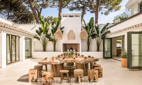 Charmante Spaanse luxevilla te koop, omgeven door natuurschoon en grenzend aan het duinenstrand in Marbella 49695