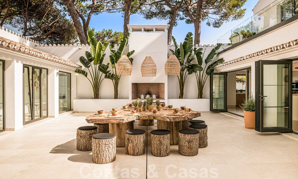 Charmante Spaanse luxevilla te koop, omgeven door natuurschoon en grenzend aan het duinenstrand in Marbella 49697