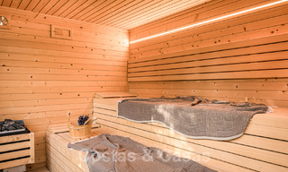 Charmante Spaanse luxevilla te koop, omgeven door natuurschoon en grenzend aan het duinenstrand in Marbella 49701 