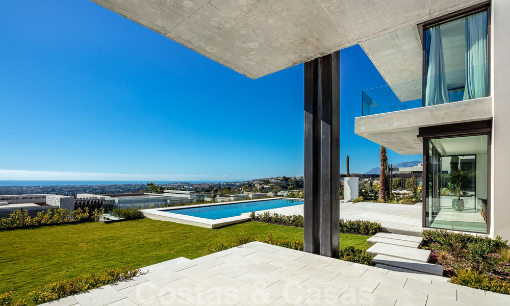 Instapklare, architectonische designervilla te koop met open zeezicht in een prestigieuze gated woonwijk in de heuvels van La Quinta in Benahavis - Marbella 49250