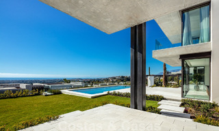 Instapklare, architectonische designervilla te koop met open zeezicht in een prestigieuze gated woonwijk in de heuvels van La Quinta in Benahavis - Marbella 49250 