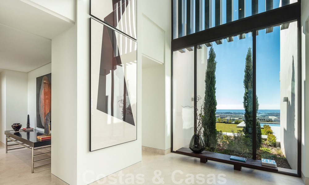 Instapklare, architectonische designervilla te koop met open zeezicht in een prestigieuze gated woonwijk in de heuvels van La Quinta in Benahavis - Marbella 49260