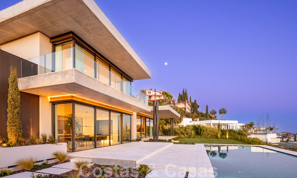 Instapklare, architectonische designervilla te koop met open zeezicht in een prestigieuze gated woonwijk in de heuvels van La Quinta in Benahavis - Marbella 49262