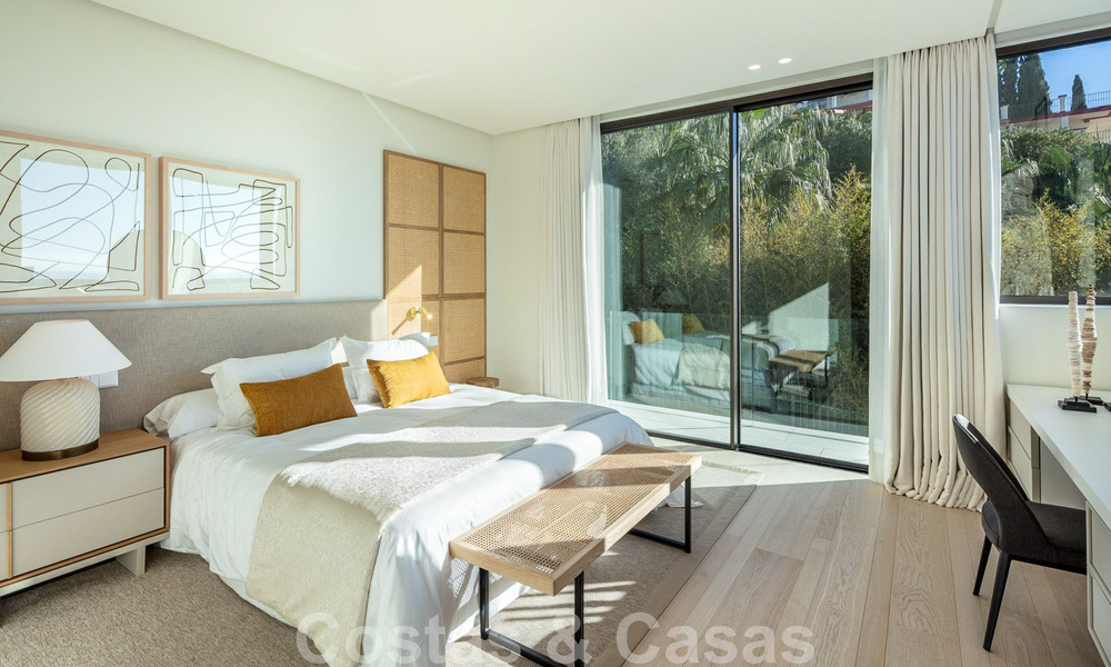 Instapklare, architectonische designervilla te koop met open zeezicht in een prestigieuze gated woonwijk in de heuvels van La Quinta in Benahavis - Marbella 49266