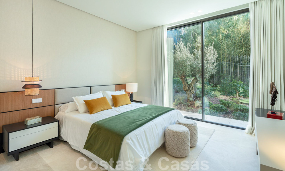 Instapklare, architectonische designervilla te koop met open zeezicht in een prestigieuze gated woonwijk in de heuvels van La Quinta in Benahavis - Marbella 49267