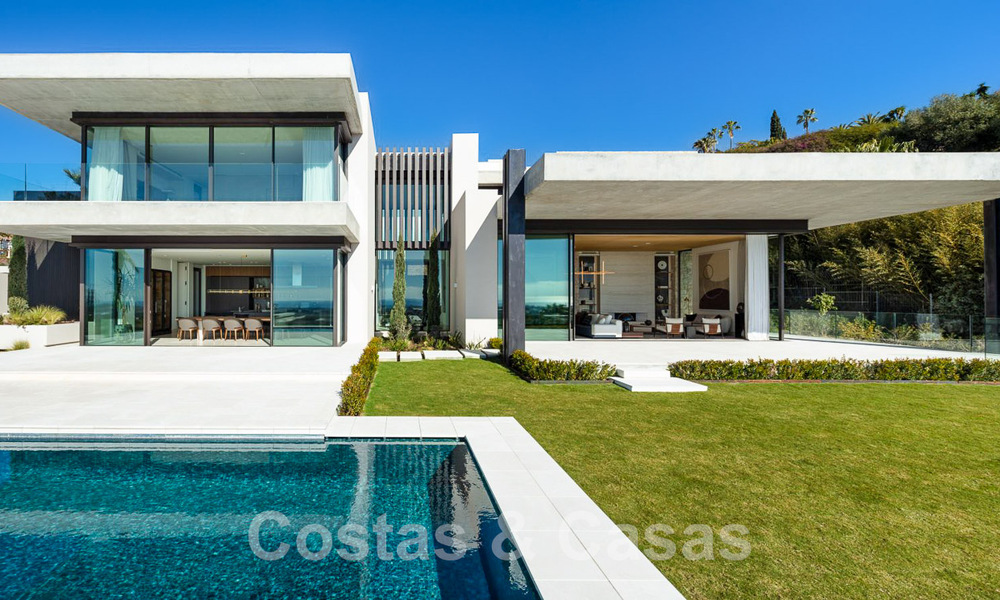Instapklare, architectonische designervilla te koop met open zeezicht in een prestigieuze gated woonwijk in de heuvels van La Quinta in Benahavis - Marbella 49277