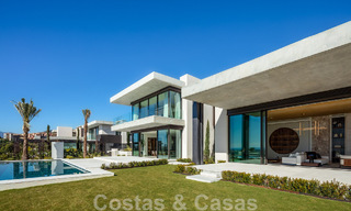 Instapklare, architectonische designervilla te koop met open zeezicht in een prestigieuze gated woonwijk in de heuvels van La Quinta in Benahavis - Marbella 49278 