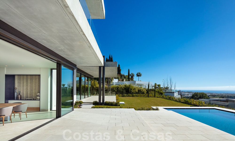 Instapklare, architectonische designervilla te koop met open zeezicht in een prestigieuze gated woonwijk in de heuvels van La Quinta in Benahavis - Marbella 49280