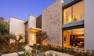 Instapklare, architectonische designervilla te koop met open zeezicht in een prestigieuze gated woonwijk in de heuvels van La Quinta in Benahavis - Marbella 49281 