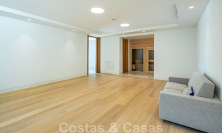 Moderne luxevilla te koop met privé tennisbaan in een prestigieuze woonwijk in Nueva Andalucia’s golfvallei, Marbella 50140 