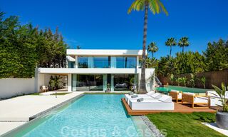 Moderne luxevilla te koop met een eigentijds design, gelegen op korte afstand van Puerto Banus, Marbella 49428 