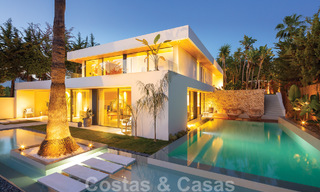 Moderne luxevilla te koop met een eigentijds design, gelegen op korte afstand van Puerto Banus, Marbella 49437 