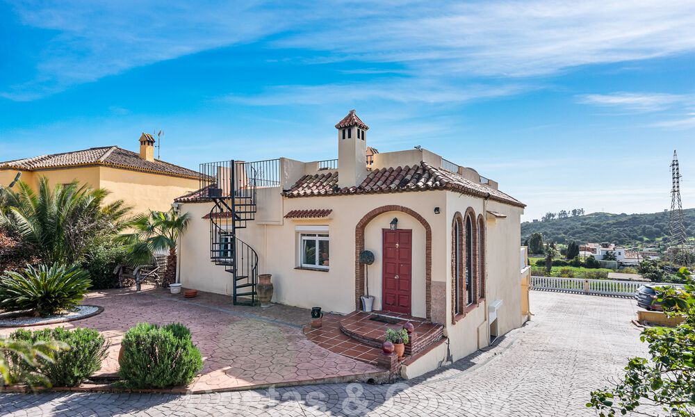 Spaans landgoed te koop op een uitgestrekt perceel gelegen in een rustige buurt op korte afstand van Estepona centrum 50926