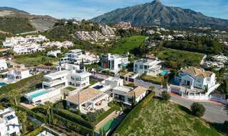 Vrijstaande, Mediterrane luxevilla te koop met verwarmd zwembad en zeezicht, omgeven door golfbanen in Nueva Andalucia, Marbella 50713 