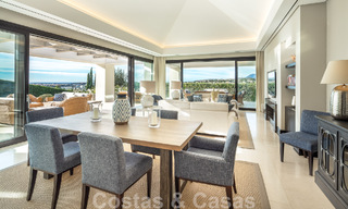Vrijstaande, Mediterrane luxevilla te koop met verwarmd zwembad en zeezicht, omgeven door golfbanen in Nueva Andalucia, Marbella 50714 