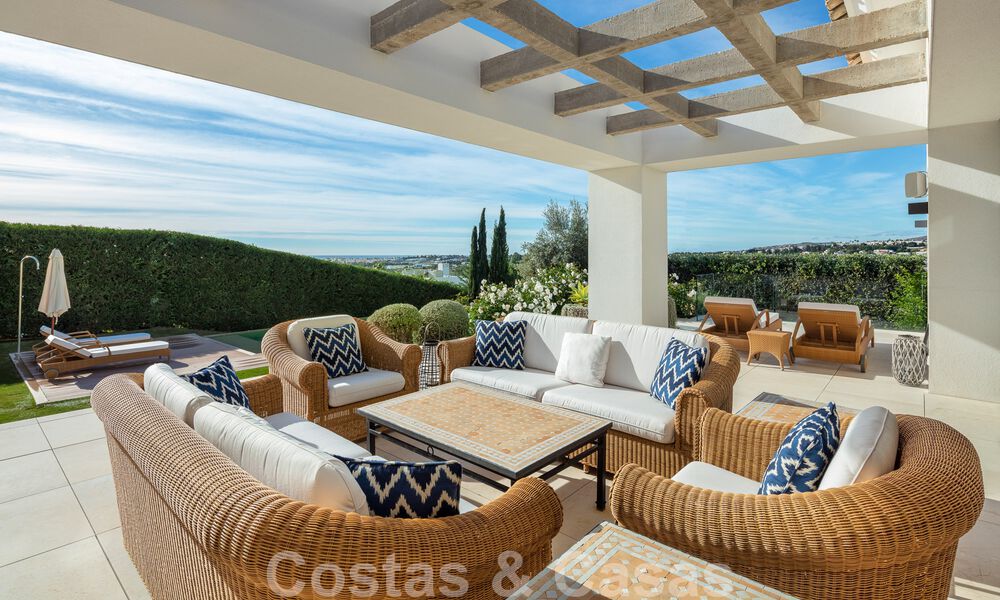 Vrijstaande, Mediterrane luxevilla te koop met verwarmd zwembad en zeezicht, omgeven door golfbanen in Nueva Andalucia, Marbella 50719