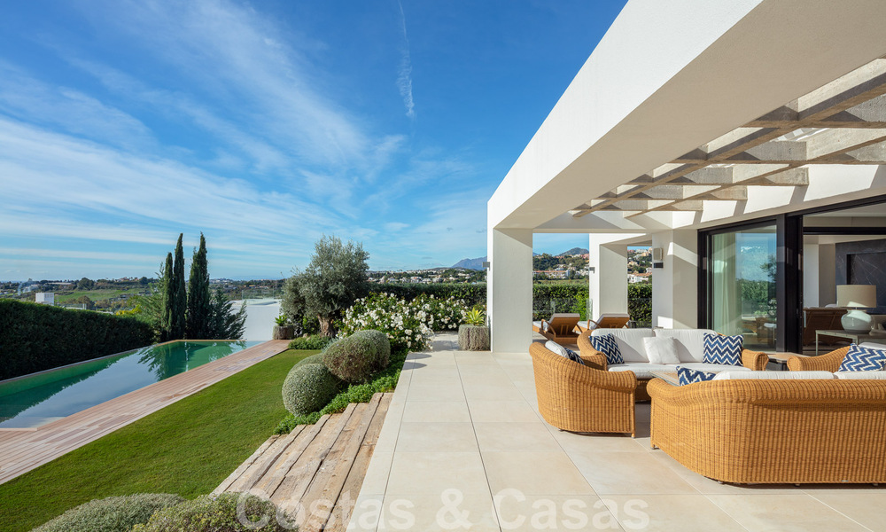 Vrijstaande, Mediterrane luxevilla te koop met verwarmd zwembad en zeezicht, omgeven door golfbanen in Nueva Andalucia, Marbella 50720