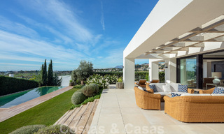 Vrijstaande, Mediterrane luxevilla te koop met verwarmd zwembad en zeezicht, omgeven door golfbanen in Nueva Andalucia, Marbella 50720 