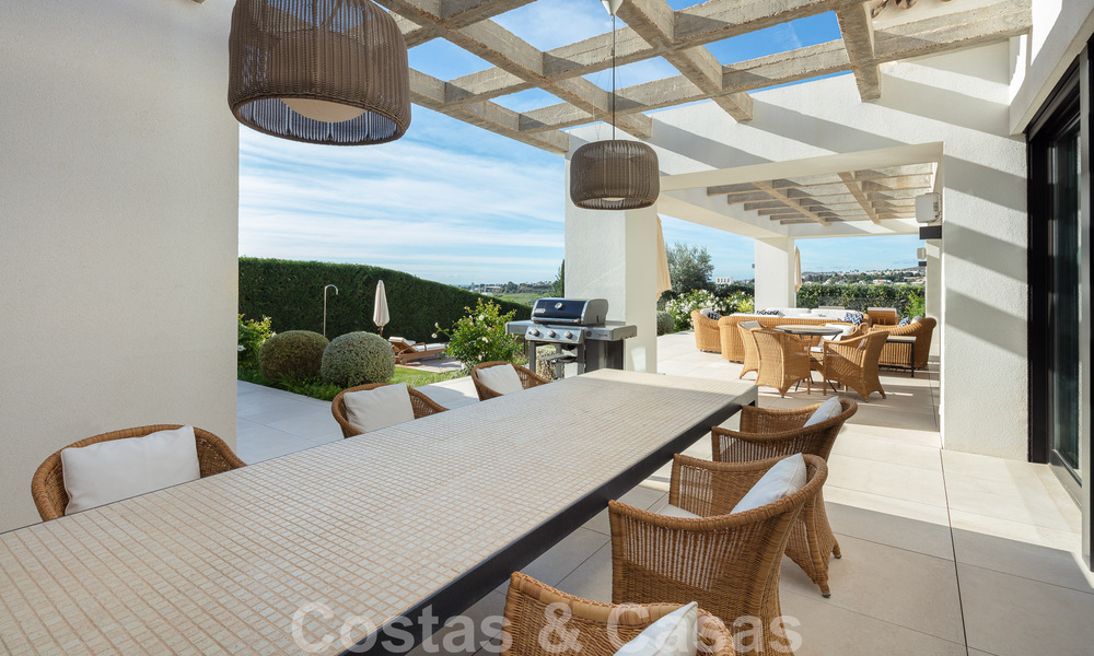 Vrijstaande, Mediterrane luxevilla te koop met verwarmd zwembad en zeezicht, omgeven door golfbanen in Nueva Andalucia, Marbella 50721