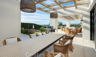 Vrijstaande, Mediterrane luxevilla te koop met verwarmd zwembad en zeezicht, omgeven door golfbanen in Nueva Andalucia, Marbella 50721 