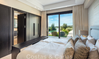 Vrijstaande, Mediterrane luxevilla te koop met verwarmd zwembad en zeezicht, omgeven door golfbanen in Nueva Andalucia, Marbella 50722 