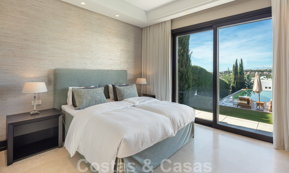 Vrijstaande, Mediterrane luxevilla te koop met verwarmd zwembad en zeezicht, omgeven door golfbanen in Nueva Andalucia, Marbella 50725