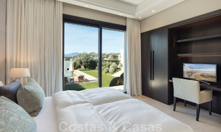 Vrijstaande, Mediterrane luxevilla te koop met verwarmd zwembad en zeezicht, omgeven door golfbanen in Nueva Andalucia, Marbella 50726 
